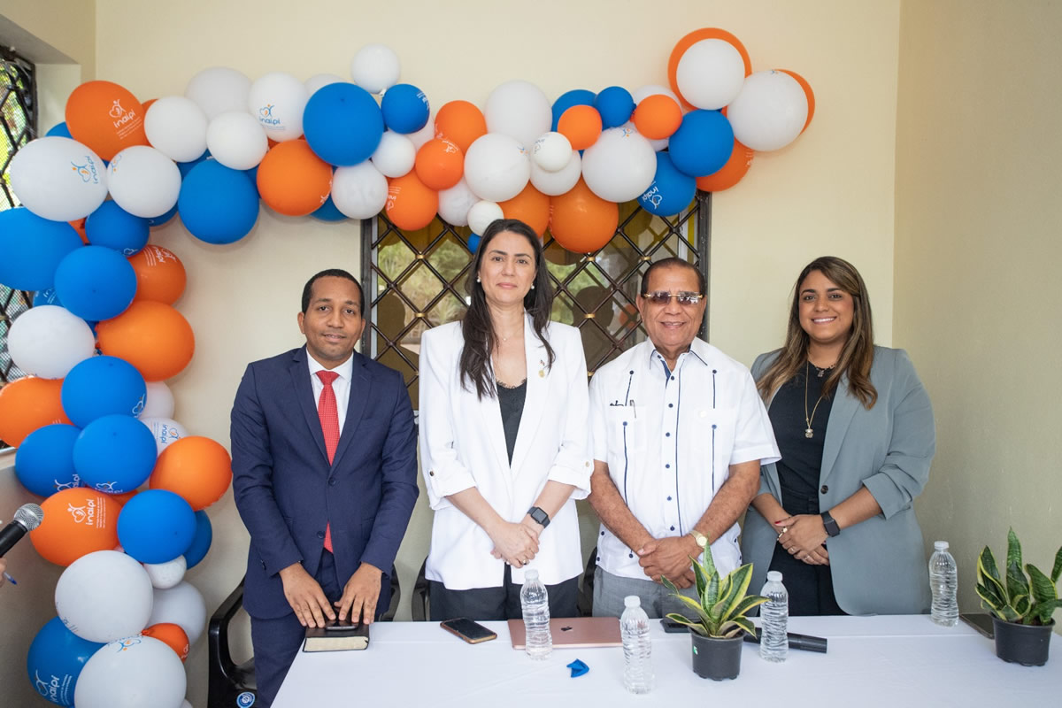 Yanett Rodríguez, subdirectora de Gestión Institucional,  Juan Tomás Méndez, director de Operaciones y Laura Sánchez, encargada de la división del Plan de Base Familiar y Comunitaria