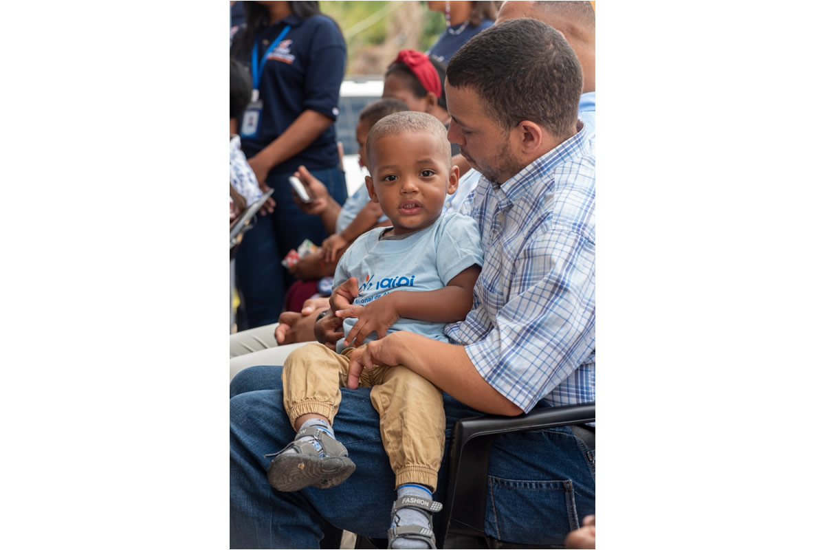 Padre y su niño en la actividad