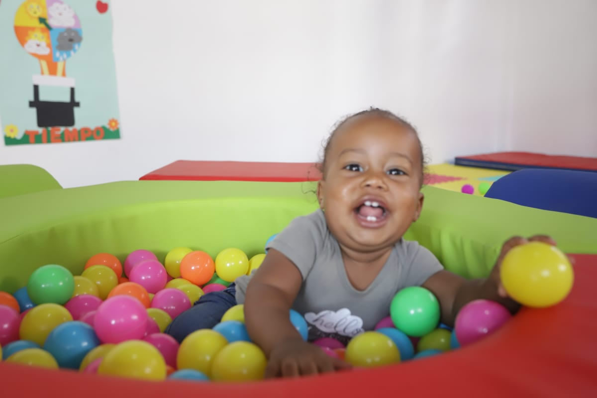 Niño feliz jugando