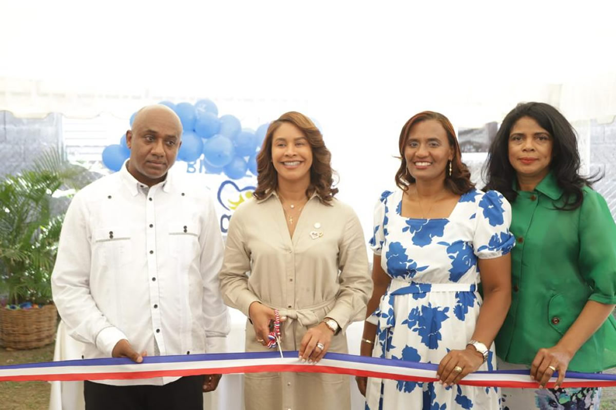 Yanina Torres, subdirectora de Gestión Operativa y Territorial del INAIPI, corta cinta en la inauguración del CAIPI