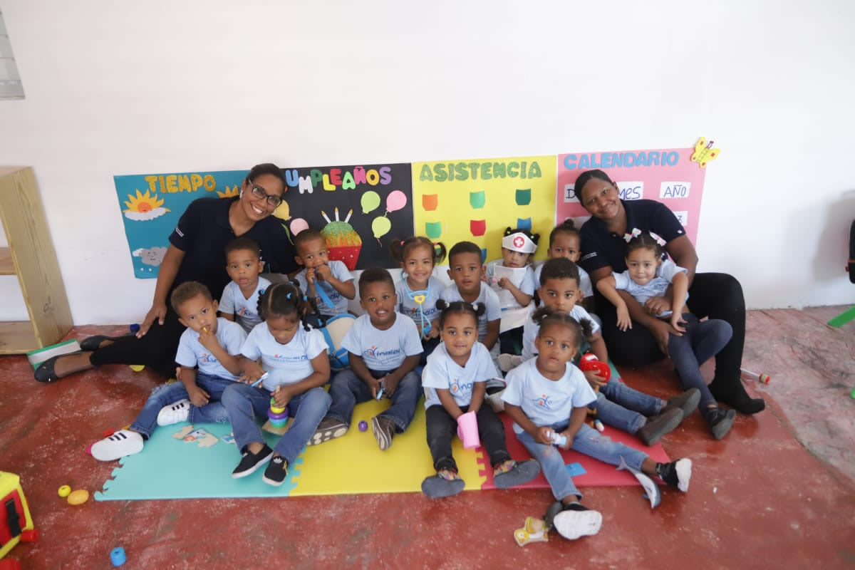 Colaboradores con los niños en el aula
