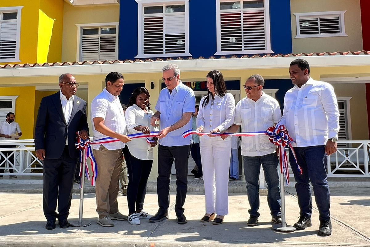 Luis Abinader, presidente de la República, corta cinta en la inauguracion del CAIPI en Hondo Valle, Elías Piña
