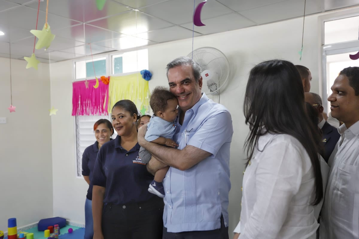 Luis Abinader, presidente de la República, comparte con los colaboradores del Centro