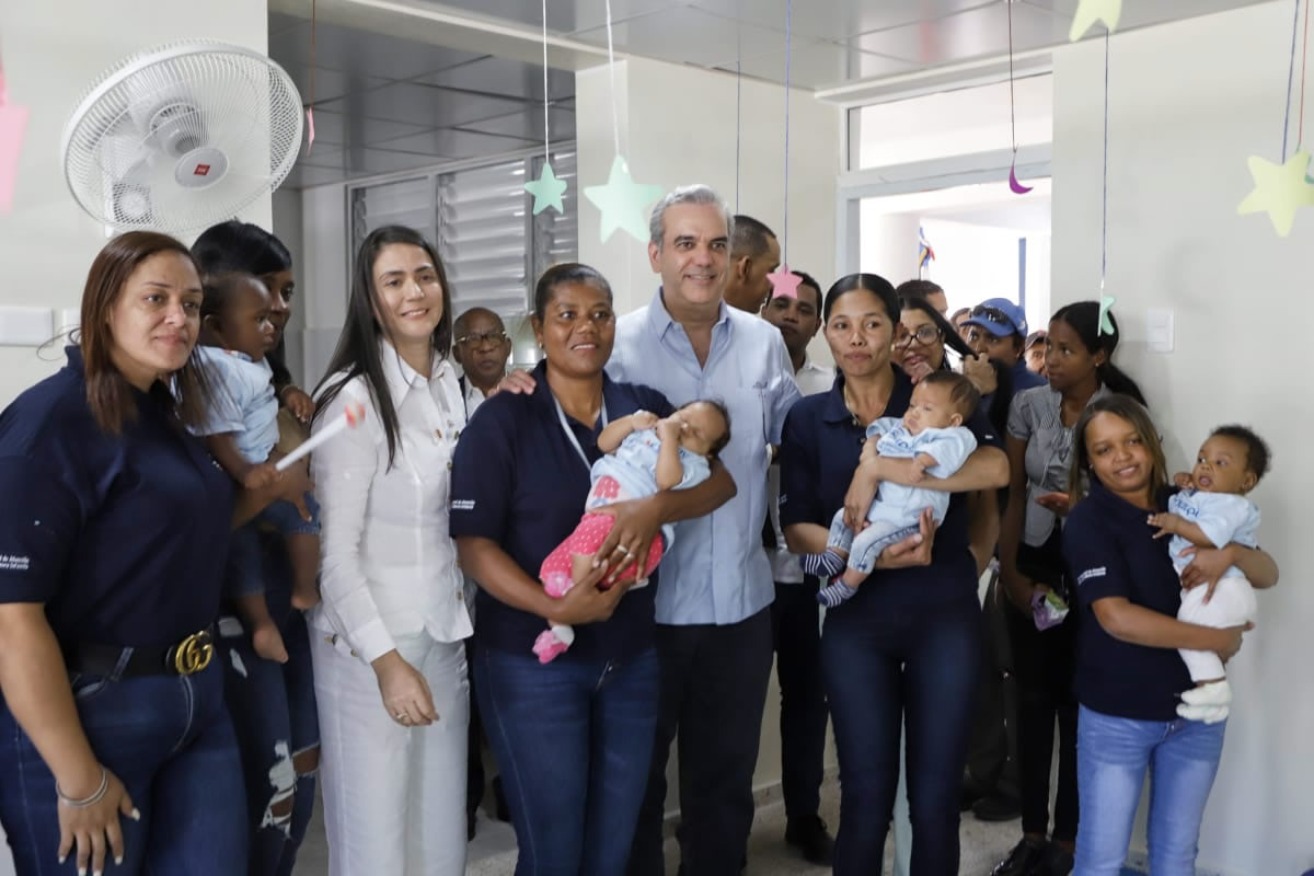 Luis Abinader, presidente de la República, comparte con los colaboradores del Centro