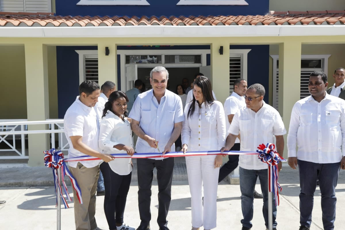 Luis Abinader, presidente de la República, corta cinta en la inauguracion del CAIPI en Hondo Valle, Elías Piña