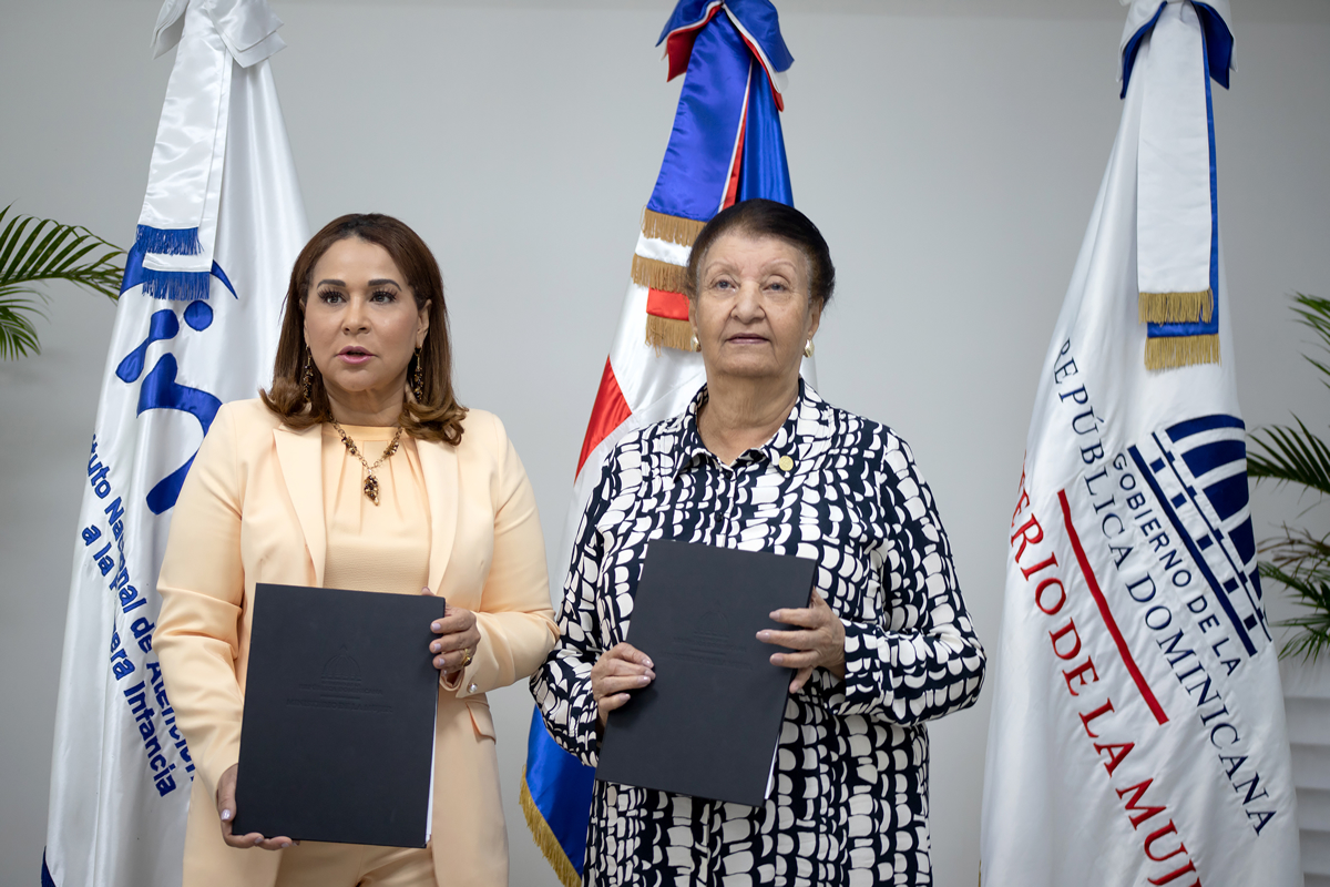 Mayra Jiménez, Ministra de la Mujer y Besaida Manola Santana de Báez, directora ejecutiva del INAIPI