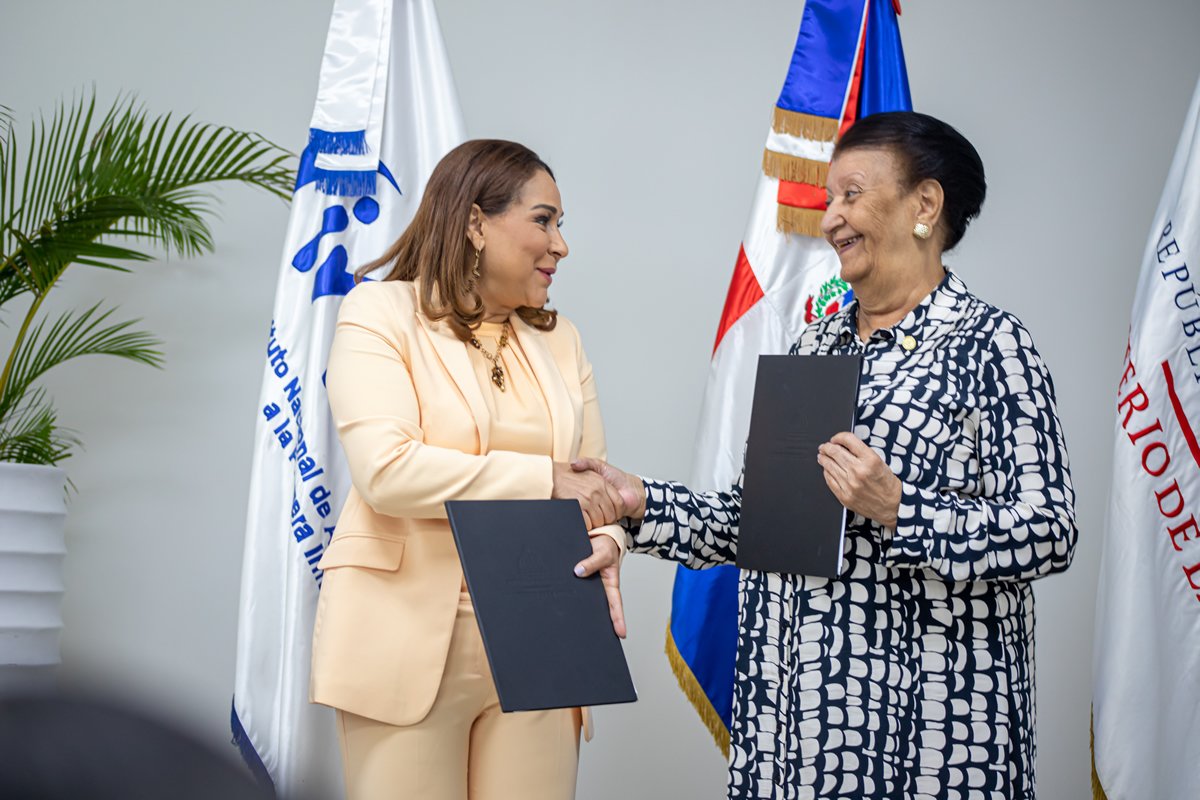 Mayra Jiménez, Ministra de la Mujer y Besaida Manola Santana de Báez, directora ejecutiva del INAIPI en la firma del acuerdo