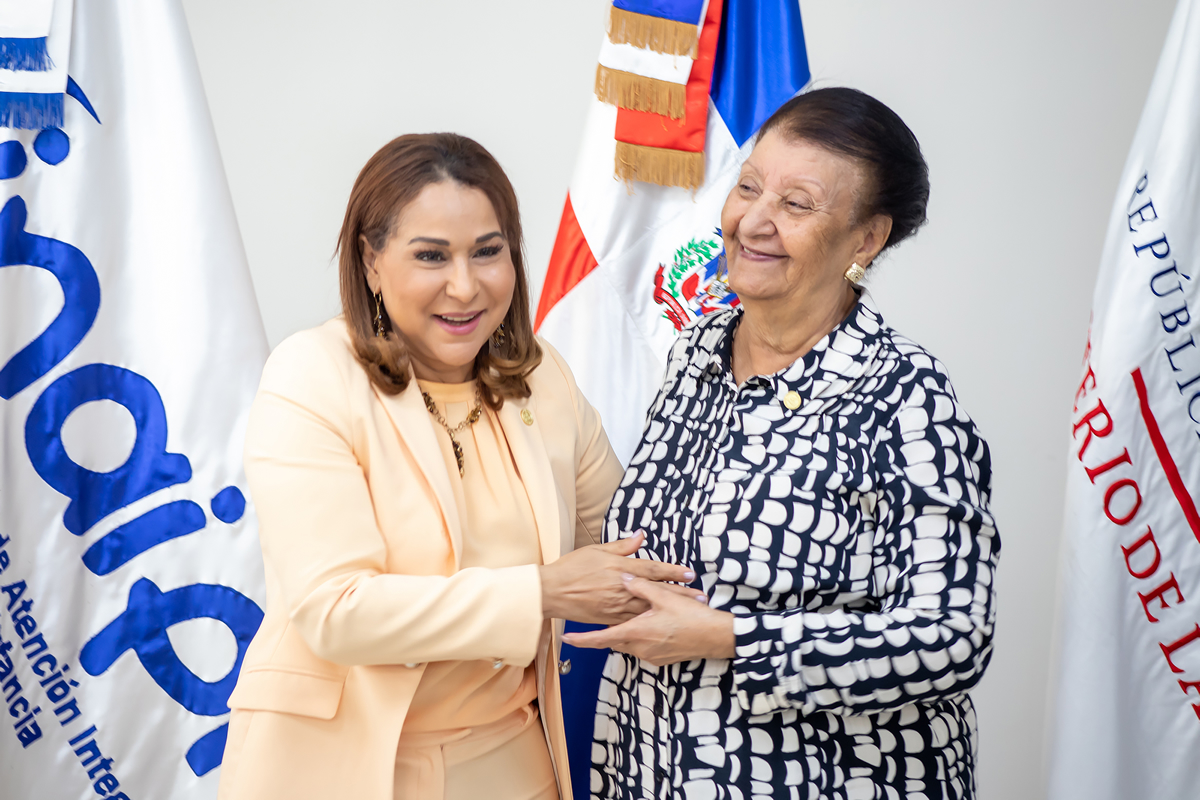 Mayra Jiménez, Ministra de la Mujer y Besaida Manola Santana de Báez, directora ejecutiva del INAIPI