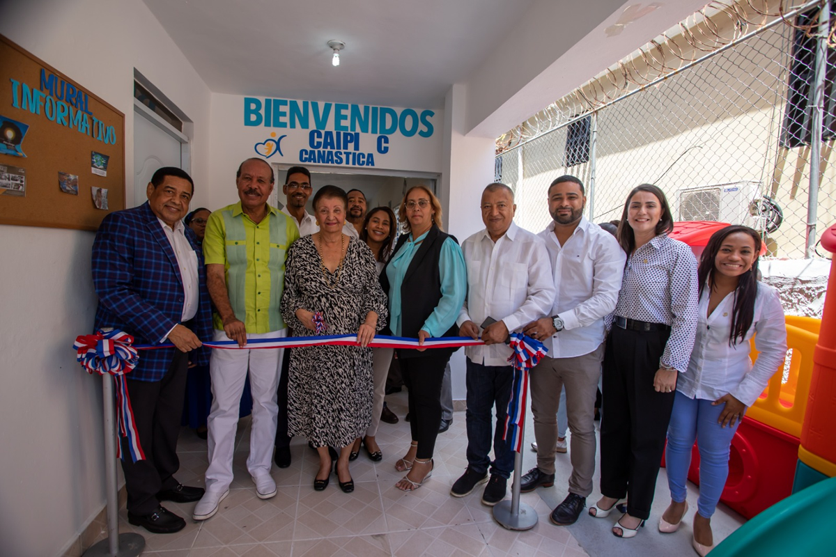 Manola Santana de Báez, Directora ejecutiva del Inaipi en compañía de Pura Casilla, Gobernadora Provincial de San Cristóbal; José Montás, alcalde del municipio de San Cristóbal, Juan Luis Benzán, presidente del Club Deportivo y Cultural Canastica y la Pastora, Cibigni Emeterio, en el corte de cinta 