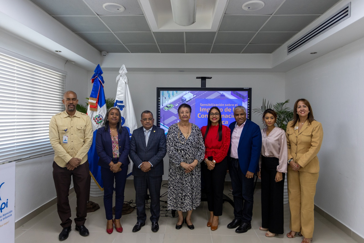 Besaida Manola Santana de Báez, directora ejecutiva del INAIPI y el magistrado Francisco Contreras, titular de la Procuraduría Especializada para la Defensa del Medio Ambiente y Recursos Naturales de la Procuraduría General de la República, encabezan acto de la reducción de la contaminación sonora
