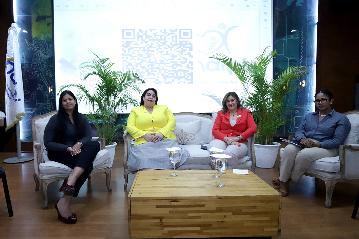 Panelistas Yira Rodríguez, encargada de la División de Oficinas Regionales y Municipales del CONANI; Yasmeen Guzmán, encargada de la Unidad de Niñez y Adolescencia del Programa Supérate; Anneris medina, encargada de Asistencia Legal del Consejo Nacional de Discapacidad (CONADIS) y Mayra Ramos, encargada del Departamento de Atención y Terapias del CAID