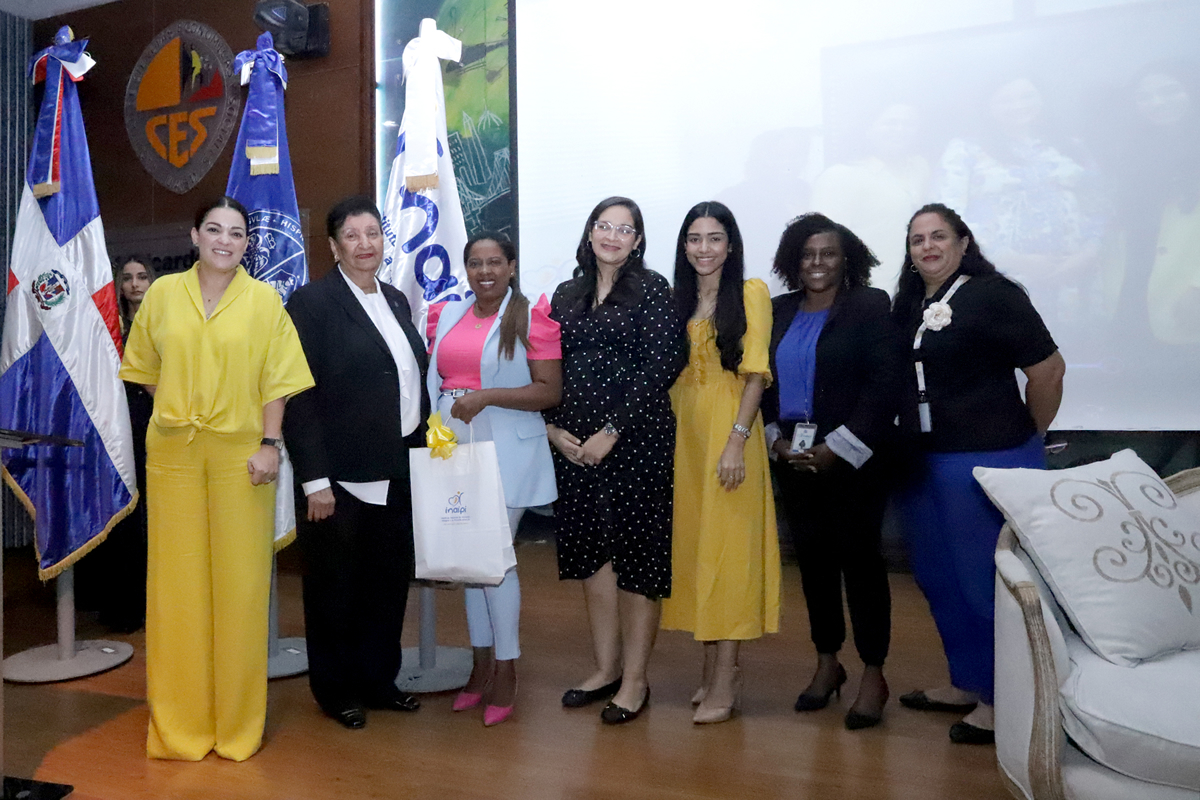 Besaida Manola Santana de Báez junto a colaboradores del INAIPI