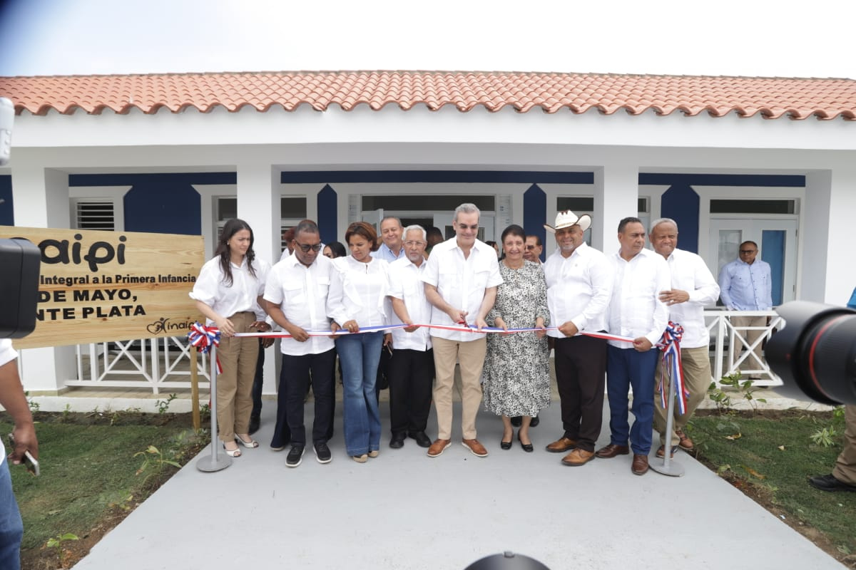 Luis Abinader, presidente de la República, en el corte de cinta, en compañía con Besaida Manola Santana, directora ejecutiva del INAIPI y Ángel Hernández, ministro de Educación