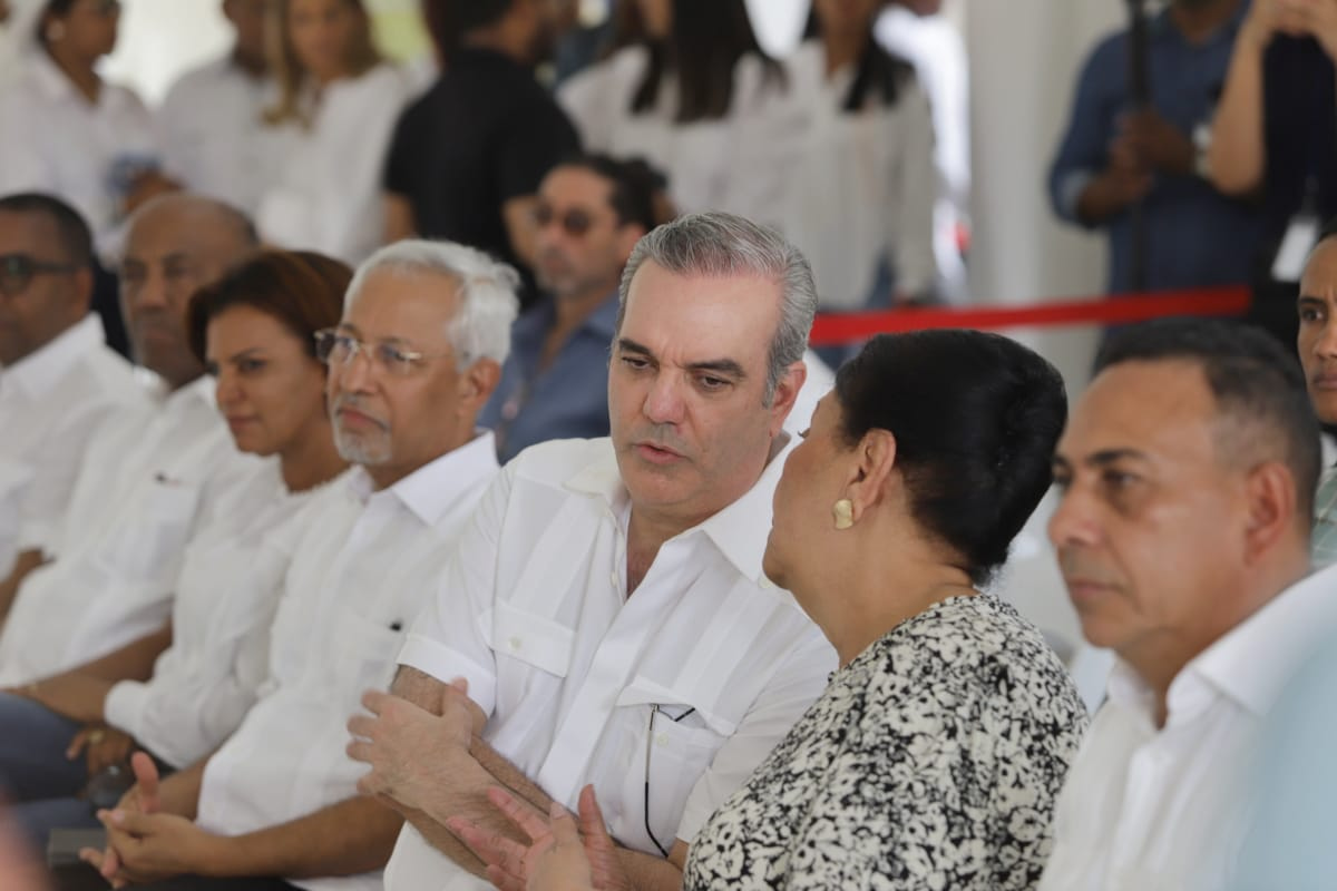 Luis Abinader, presidente de la República, en compañía con Besaida Manola Santana, directora ejecutiva del INAIPI y Ángel Hernández, ministro de Educación