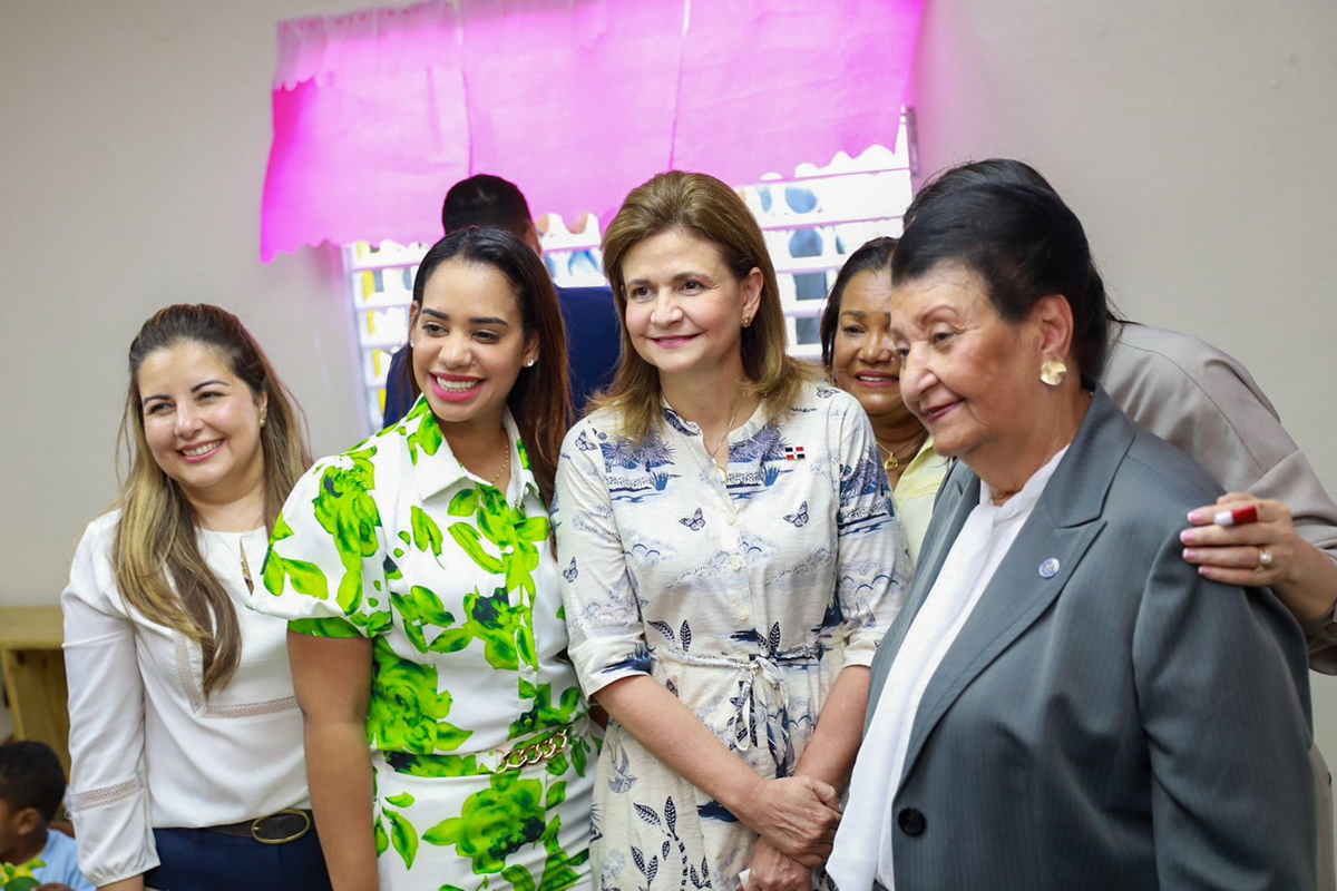  Raquel Peña, vicepresidenta de la República y Besaida Manola Santana, directora ejecutiva del INAIPI en compañía  con la diputada Betty Gerónimo y Johanna Elías, directora de Gestión de Redes de Servicios INAIPI