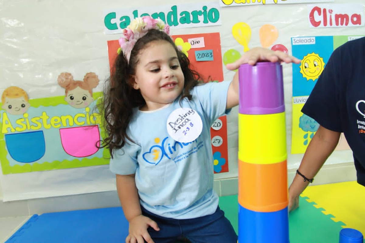 Niña jugando en la estancia