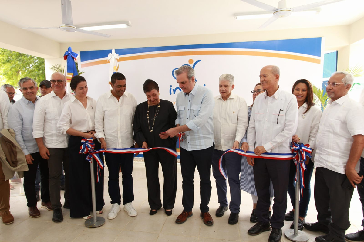 Luis Abinader, presidente de la República, corta cinta en la inauguración del Centro de Atención Integral a la Primera Infancia (CAIPI) Villa González 