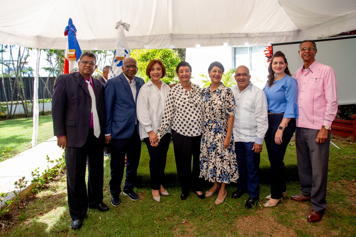  Besaida Manola Santa de Báez, Directora del Inaipi , en compañía de personalidades invitadas