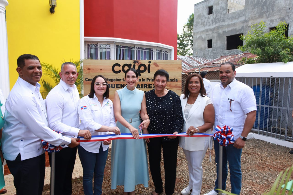 Raquel Arbaje, primera dama y presidenta honorífica del Gabinete de Niñez y Adolescencia junto a Besaida Manola Santana, directora del INAIPI y Elizabeth Mena, Vicepresidenta de CORMIDOM, en el corte de cinta del nuevo CAIPI comunitario de Maimón