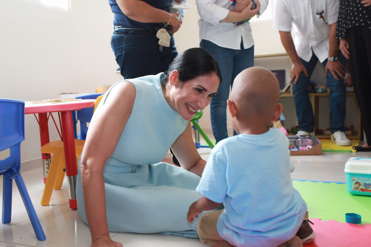 Raquel Arbaje mientras recorre las aulas en el nuevo Centro