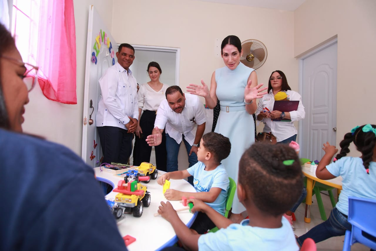 Raquel Arbaje y ejecutivos mientras recorren las aulas en el nuevo Centro