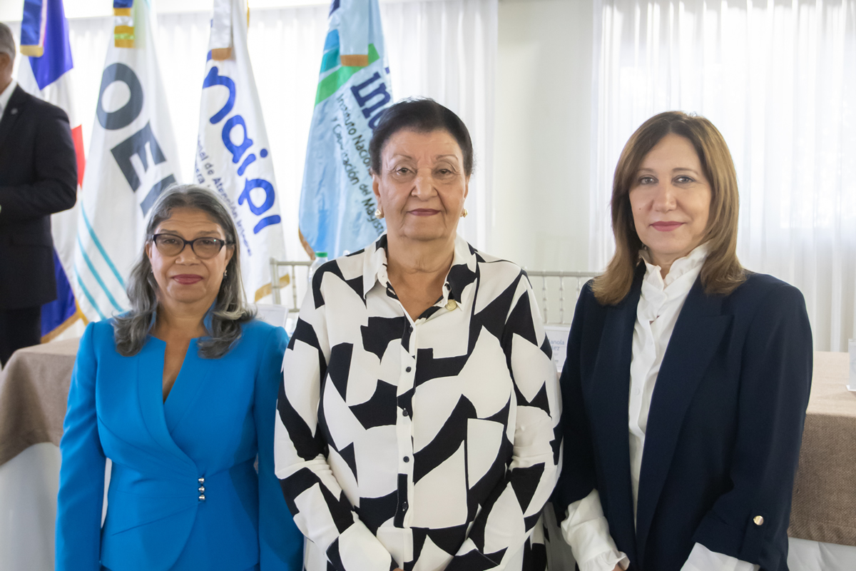 Reyna Martínez, Técnica Docente Nacional del Departamento de Formación Continua del INAFOCAM, Besaida Manola Santana de Báez, directora ejecutiva del INAIPI  y Catalina Andújar, Representante residente de la OEI en el país