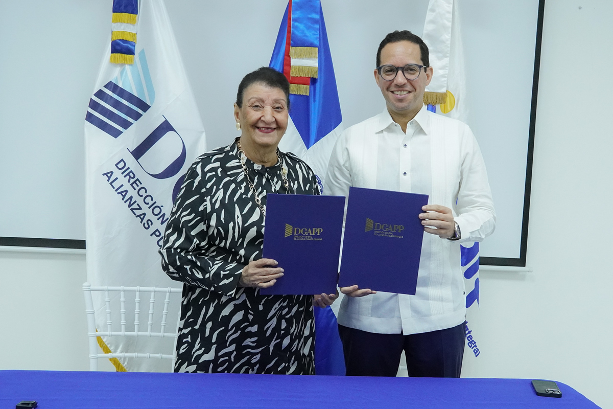 Los directores de INAIPI y DGAPP, Besaida Manola Santana y Sigmund Freund posan con la carpeta del convenio firmado