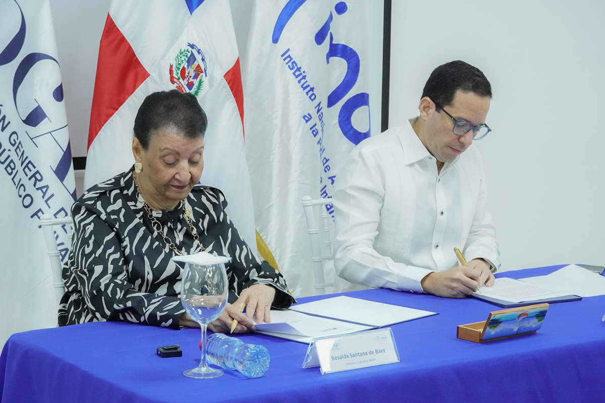 2 La directora ejecutiva de INAIPI, Besaida Manola Santana y el director ejecutivo de la DGAPP, Sigmund Freund, firman acuerdo