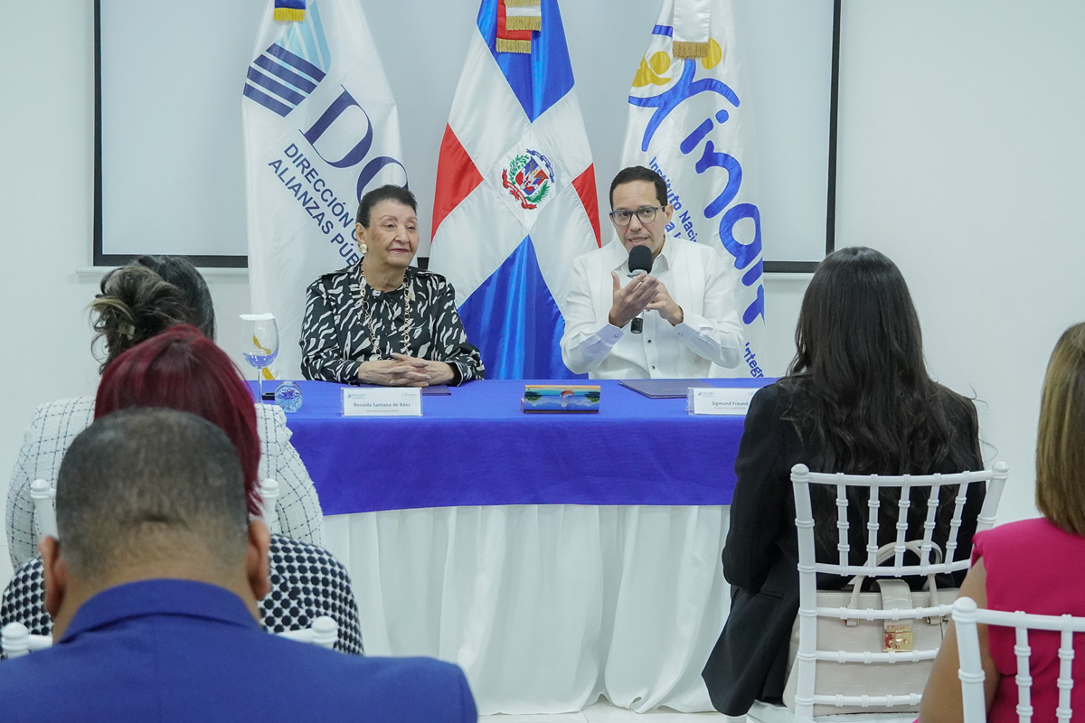 La directora ejecutiva de INAIPI, Besaida Manola Santana y el director ejecutivo de la DGAPP, Sigmund Freund, en el acto de firma del acuerdo