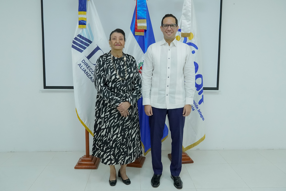La directora ejecutiva de INAIPI, Besaida Manola Santana y el director ejecutivo de la DGAPP, Sigmund Freund