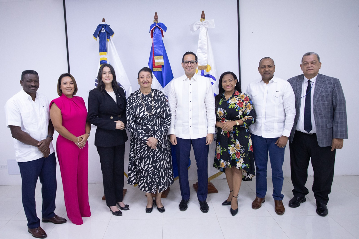La directora ejecutiva de INAIPI, Besaida Manola Santana y el director ejecutivo de la DGAPP, Sigmund Freund, junto a directivos del INAIPI