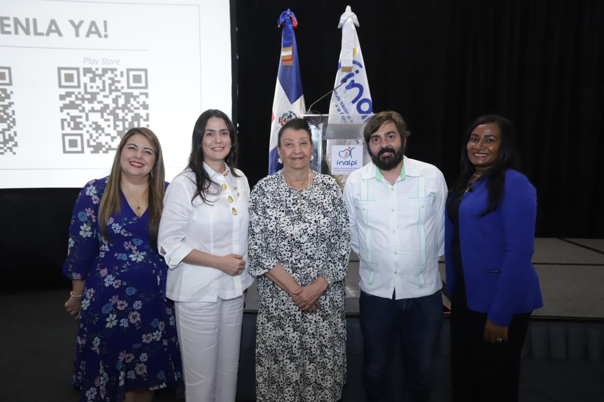 Directivos junto a Besaida Santana, durante el encuentro
