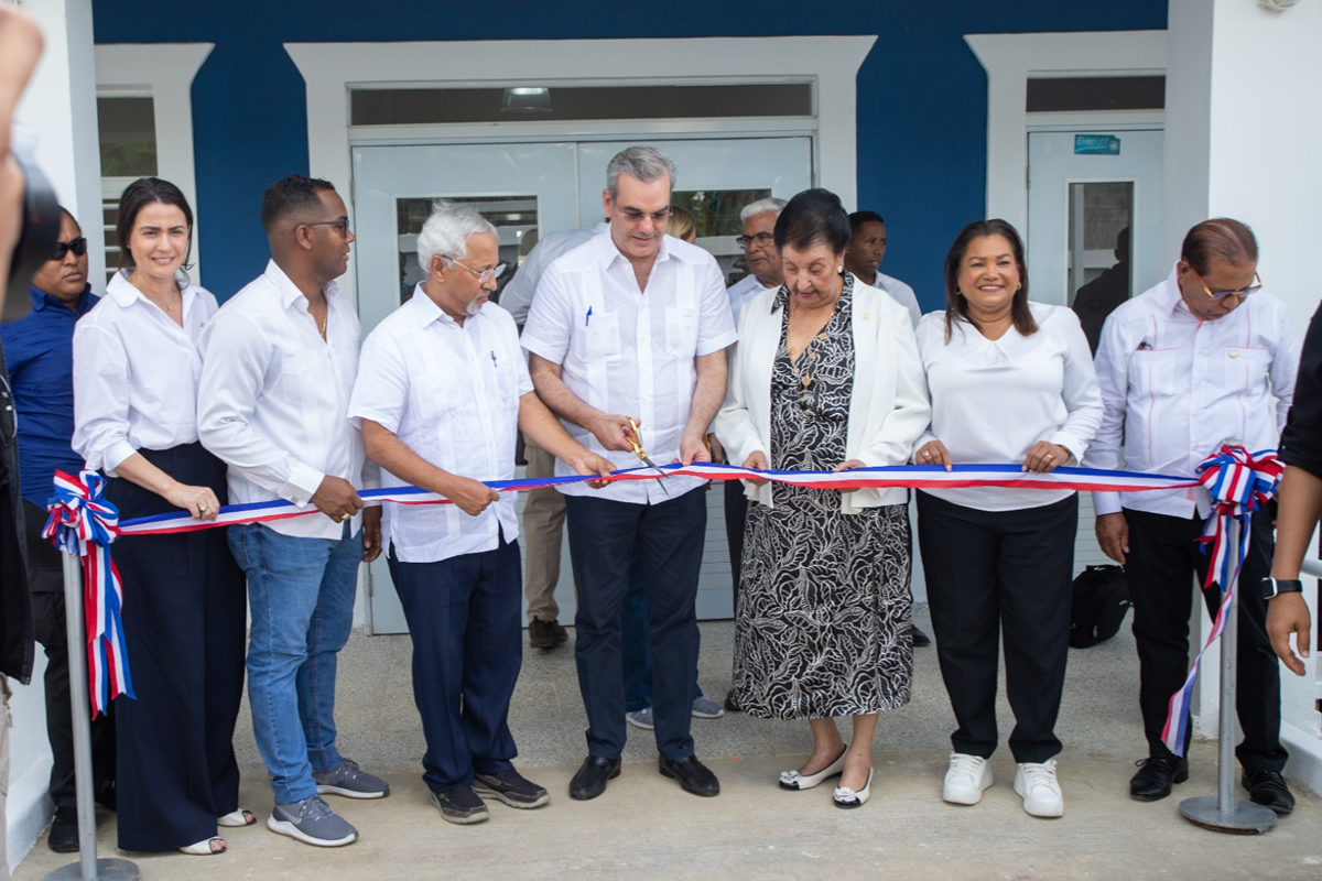 Momento en que el presidente Abinader dejaba inaugurada el CAIPI Villa Liberación