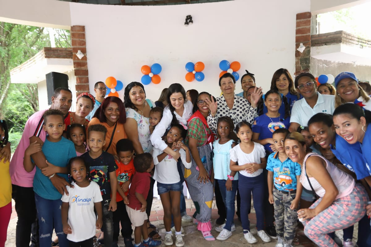 Besaida Manola Santana, directora ejecutiva del INAIPI, junto a familias participantes del Rally Mi Verano en Familia