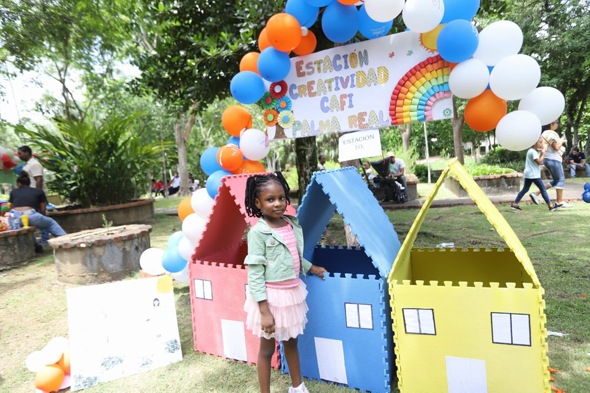 Niña posa en el área de juego de la actividad