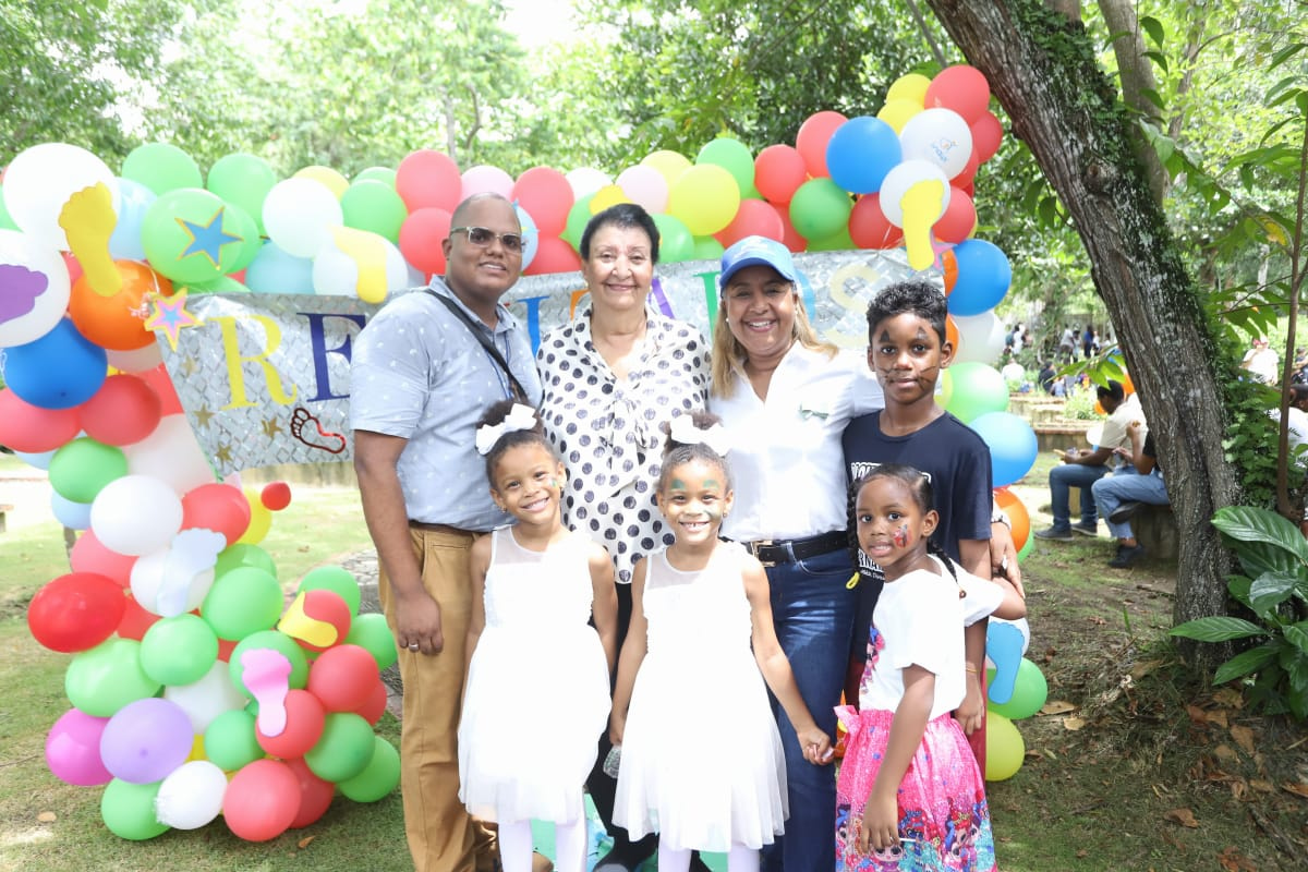 Besaida Manola Santana de Báez, directora ejecutiva del Inaipi, junto a participantes del Rally