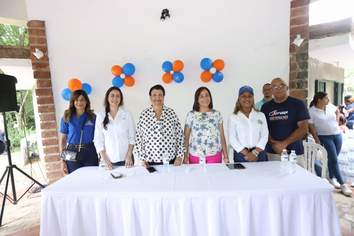 Besaida Manola Santana, junto a colaboradores del INAIPI