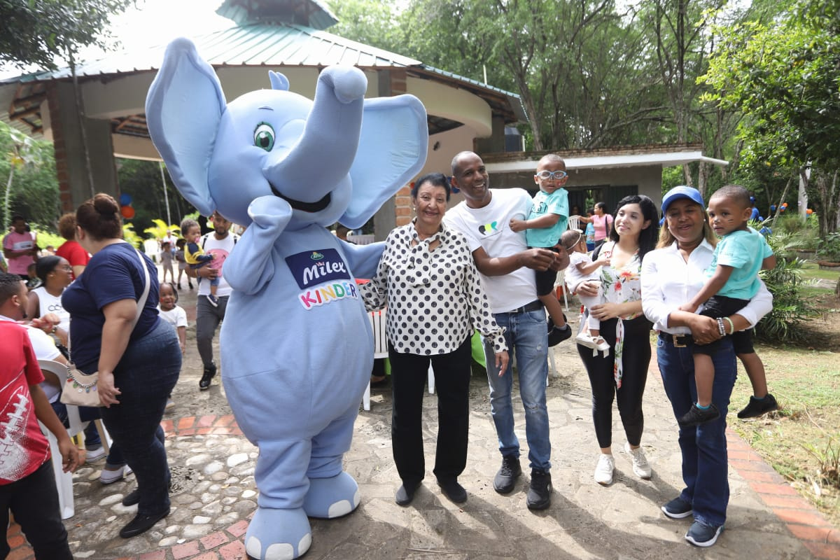 Besaida Manola Santana de Báez, directora ejecutiva del Inaipi, junto a la mascota 