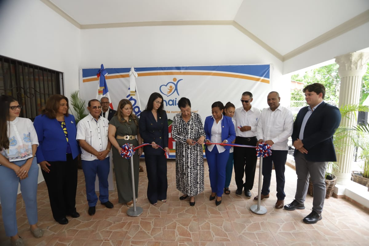 Besaida Manola Santana de Báez, directora ejecutiva del Inaipi, corta cinta en la inauguración del nuevo CAIPI