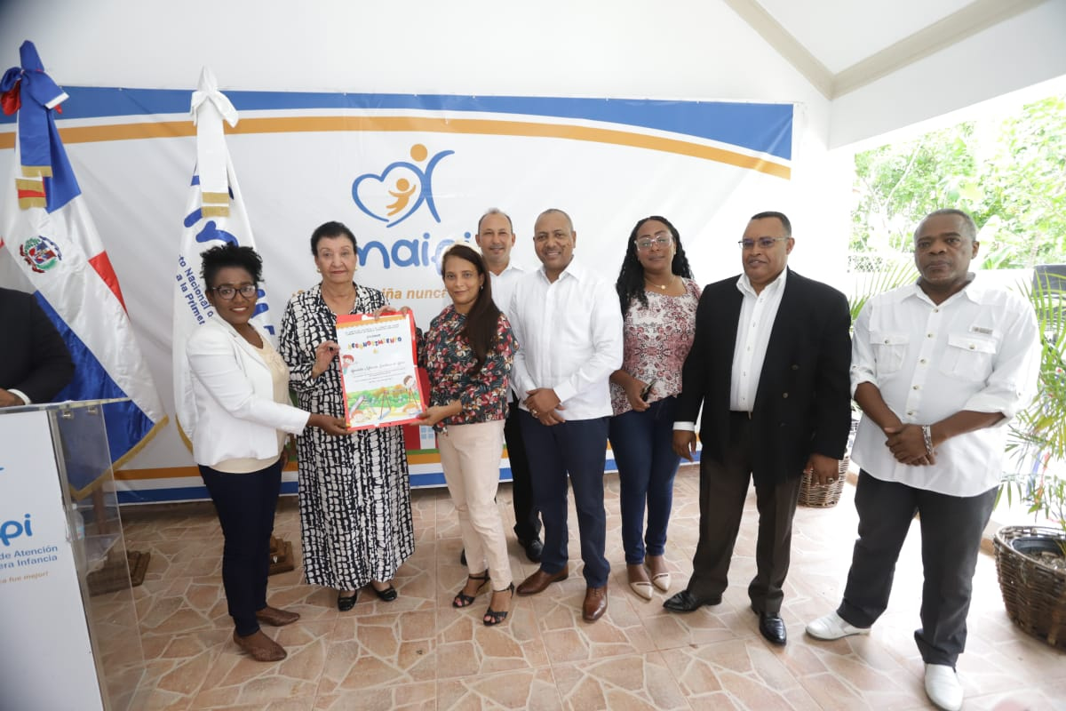 Representantes comunitarios del Comité de Lucha de Monte Adentro reconocen a Besaida Santana de Báez 