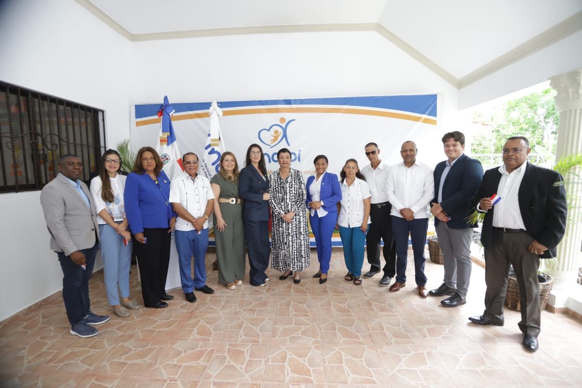 Besaida Manola Santana de Báez, directora ejecutiva del Inaipi, junto con personalidades presentes en el acto