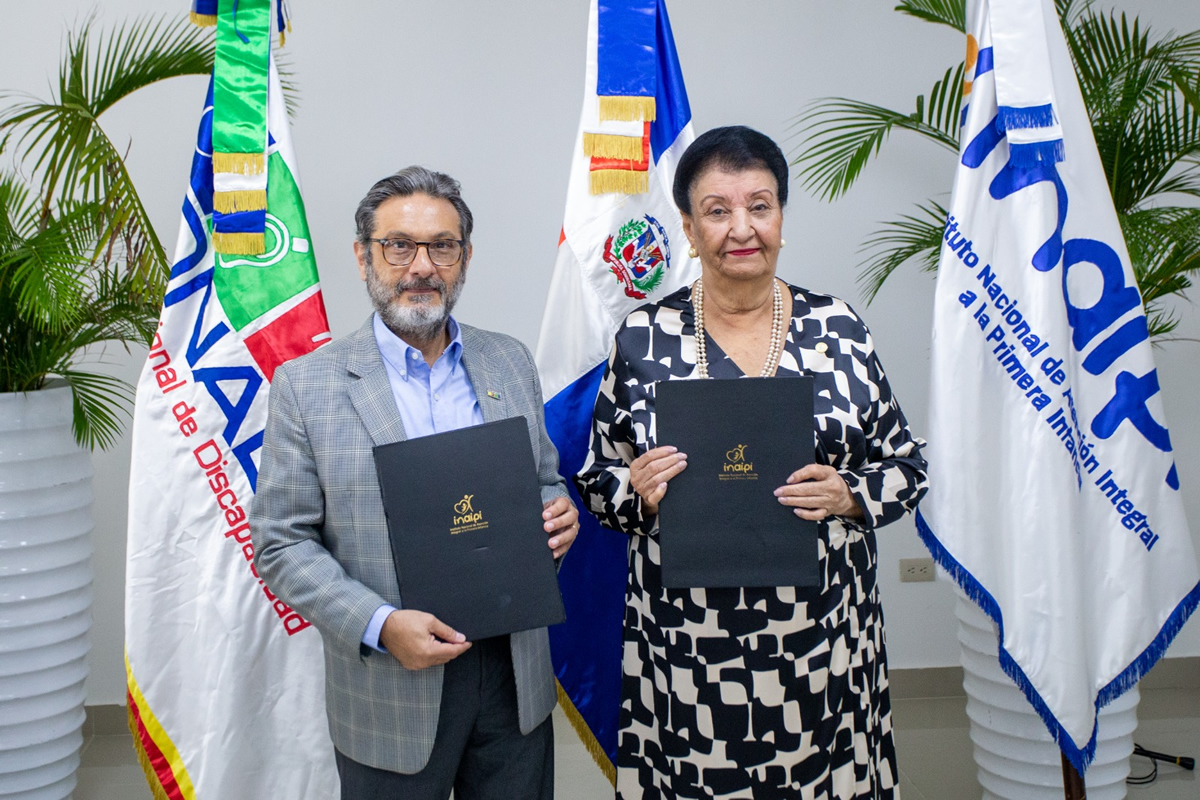 Carlos José Yunén Bojos, presidente del CONADIS y Besaida Santana, directora ejecutiva del INAIPI muestran acuerdo