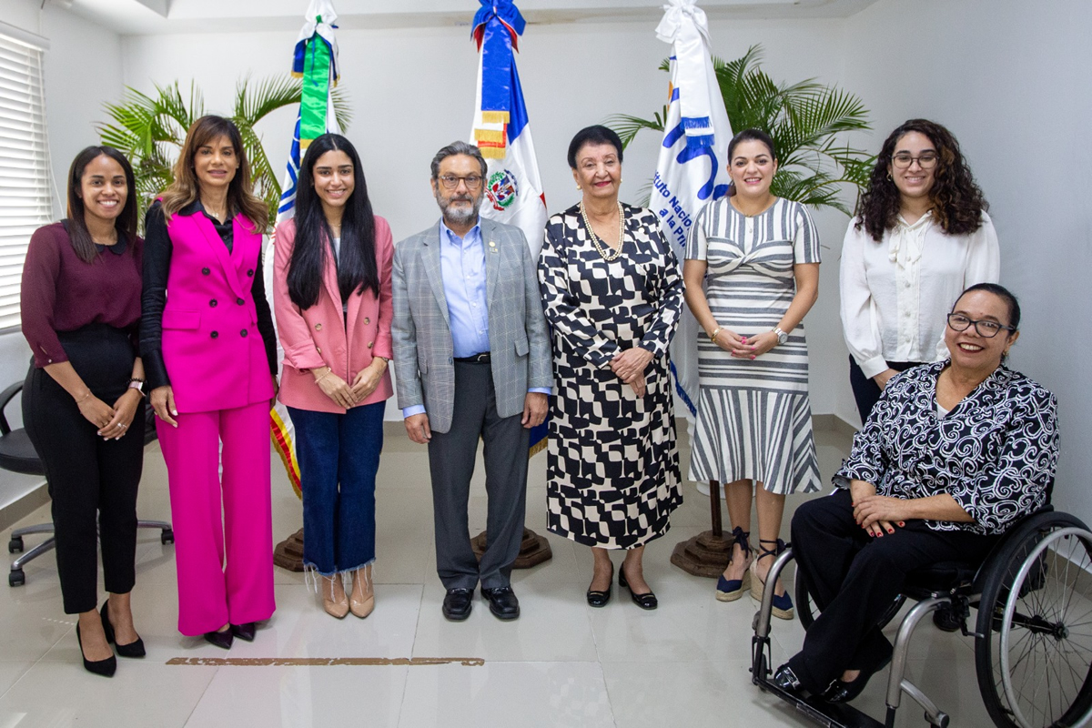 Carlos José Yunén Bojos, presidente del CONADIS y Besaida Santana, directora ejecutiva del INAIPI junto a colaboradores