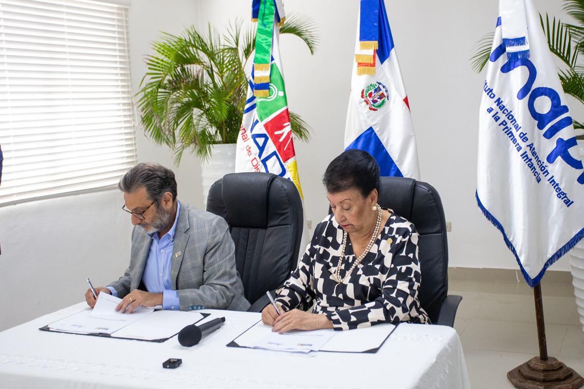 Carlos José Yunén Bojos, presidente del CONADIS y Besaida Santana, directora ejecutiva del INAIPI firman acuerdo