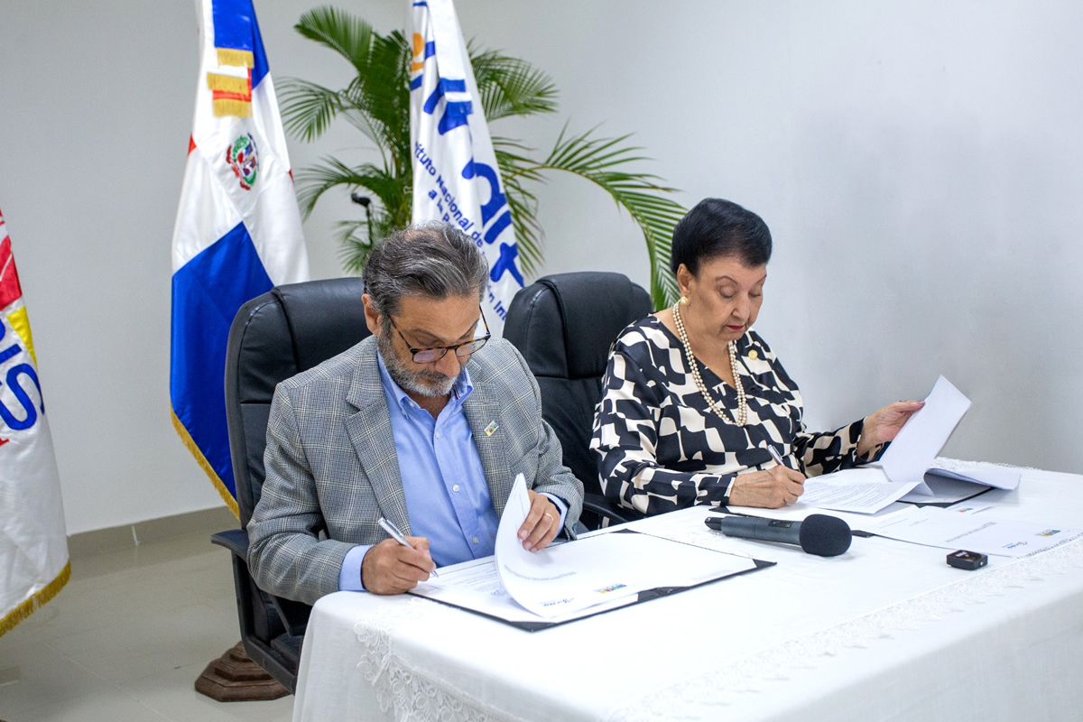Carlos José Yunén Bojos, presidente del CONADIS y Besaida Santana, directora ejecutiva del INAIPI firman acuerdo