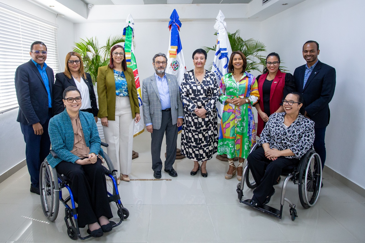 arlos José Yunén Bojos, presidente del CONADIS y Besaida Santana, directora ejecutiva del INAIPI junto a colaboradores de ambas instituciones