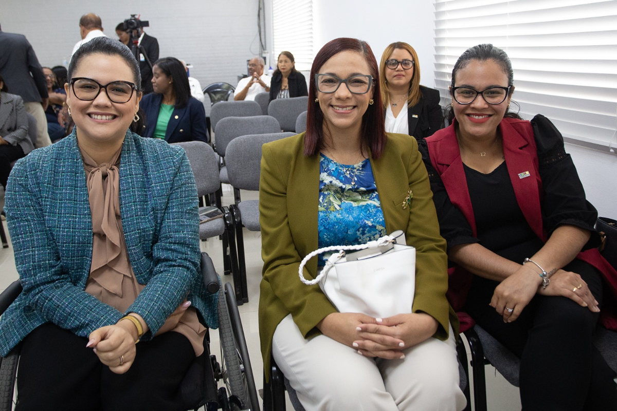 Claudia Pimentel Melgen, directora ejecutiva del CONADIS junto a colaboradoras de la entidad