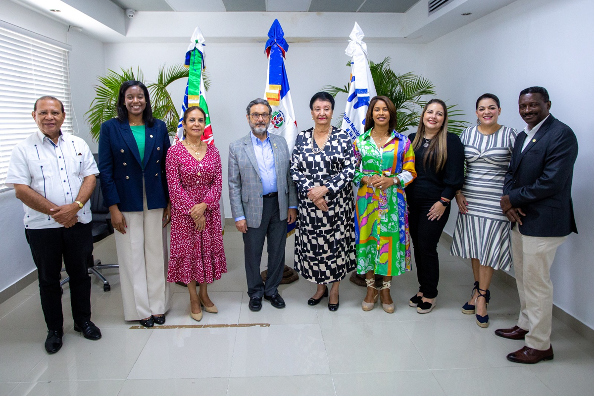 Carlos José Yunén Bojos, presidente del CONADIS y Besaida Santana, directora ejecutiva del INAIPI, junto a colaboradores