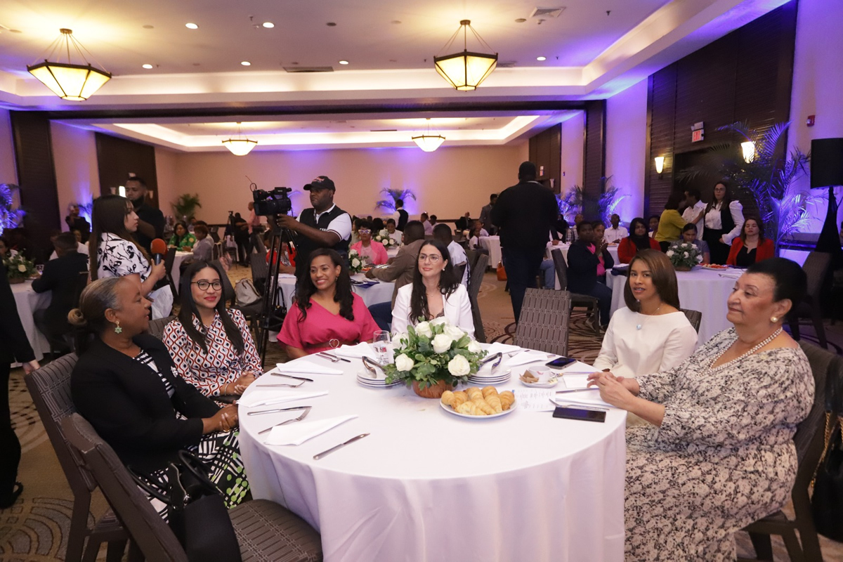 Besaida Santana junto a la Subdirectoras y ejecutivas del INAIPI