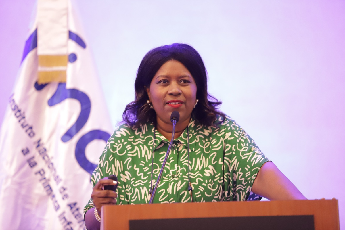 Rosa Alcántara, periodista, dicta conferencia